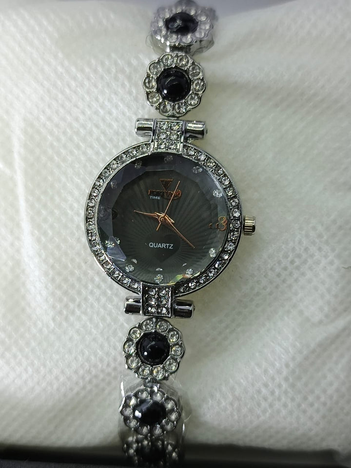 Naviforce Elegant Crystal Floral Bracelet